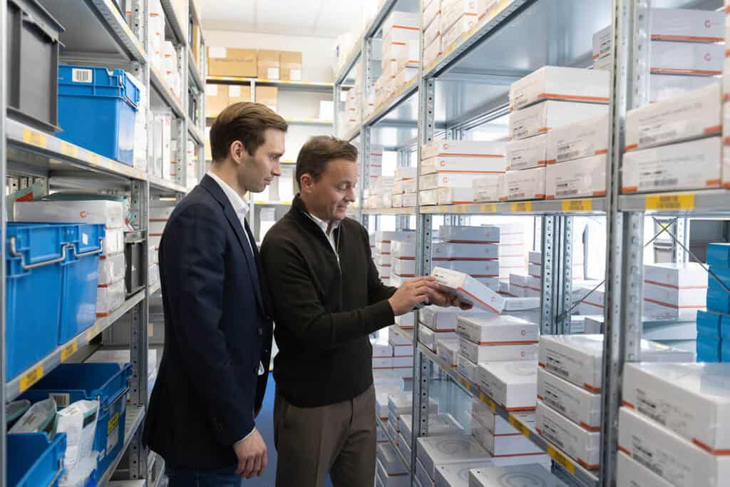 Emdaplast MediLease Wouter van Dijk laat verbruiksmateriaal zien aan Edzard Verheyen